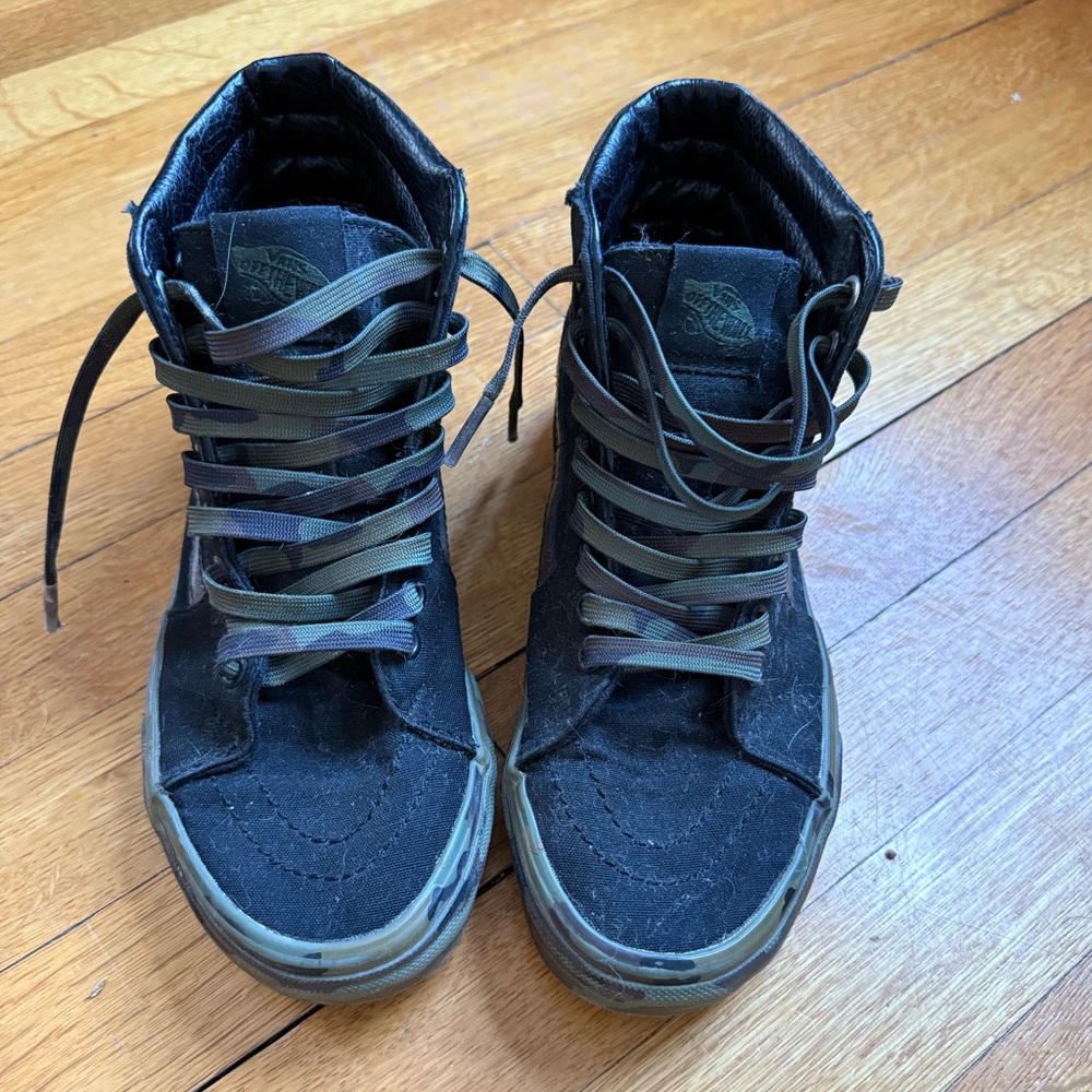 Vans Black Sneakers with Green Accents. Men’s size 5. Woman’s size 6.5